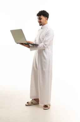 رجل سعودي بالثوب الأبيض يستخدم المحمول خلفية بيضاء