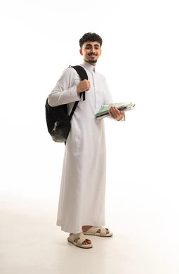 طالب سعودي بالثوب يحمل كتباً على خلفية بيضاء