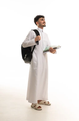 طالب سعودي بالثوب يحمل حقيبة وكتب دراسية