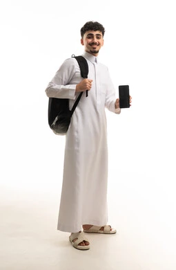 طالب سعودي بالثوب التقليدي يحمل هاتف ذكي