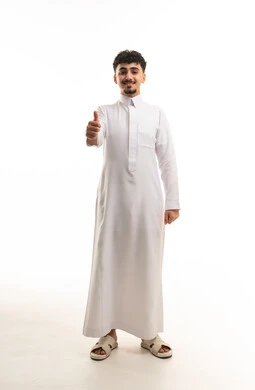 شاب سعودي بالثوب الأبيض يرفع إبهامه للتأييد