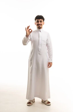 شاب سعودي بالثوب الأبيض يشير بعلامة موافق في الاستوديو