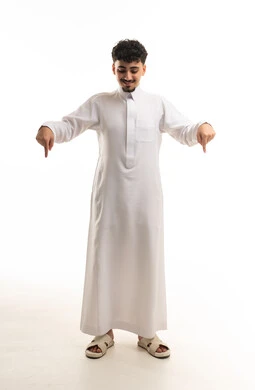 رجل سعودي بالثوب الأبيض يشير للأسفل في الاستوديو
