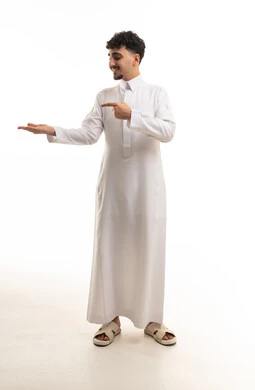 رجل سعودي بالثوب الأبيض يشير بيده على خلفية بيضاء