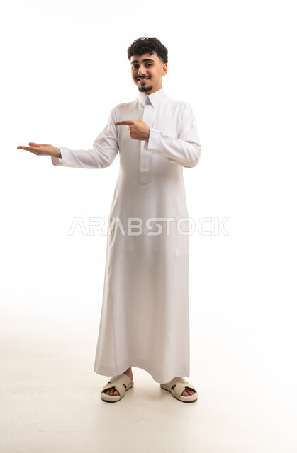 رجل سعودي بالثوب الأبيض يشير بيديه خلفية بيضاء