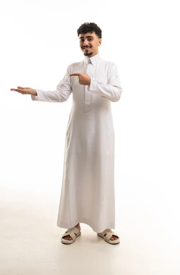 رجل سعودي بالثوب الأبيض يشير بيديه خلفية بيضاء