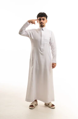 شاب سعودي بالثوب الأبيض مع إيماءة تفكير