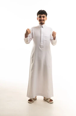شاب سعودي بالثوب الأبيض يحتفل بالنجاح والفوز