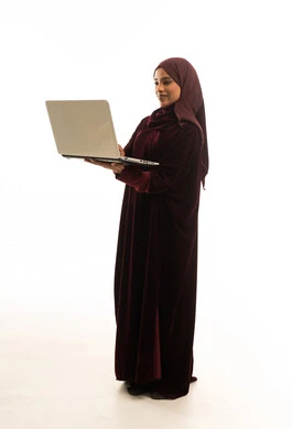 امرأة سعودية مع كمبيوتر محمول بعباءة مارونية
