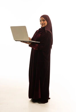 امرأة سعودية تحمل كمبيوتر محمول على خلفية بيضاء