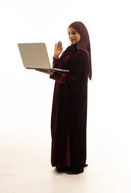 امرأة سعودية تجري مكالمة فيديو بالكمبيوتر المحمول