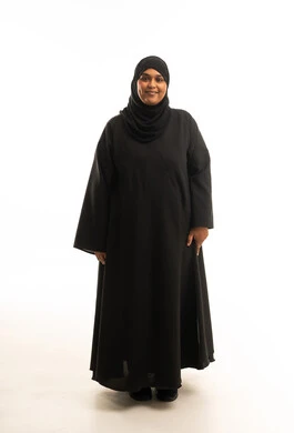امرأة سعودية بالعباءة السوداء على خلفية بيضاء