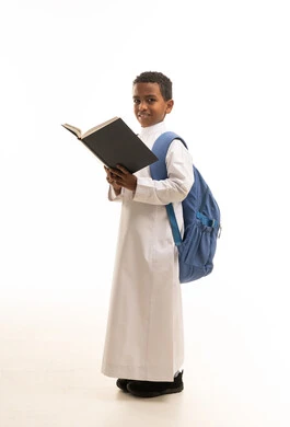 طالب سعودي بالثوب التقليدي يحمل كتابا
