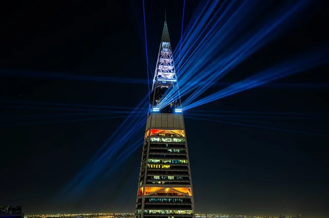 برج الفيصلية بالرياض مع عروض الليزر الزرقاء في الليل