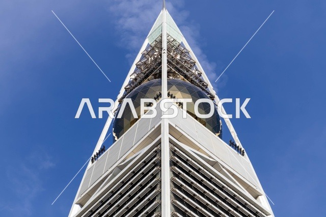 برج الفيصلية في الرياض من زاوية منخفضة