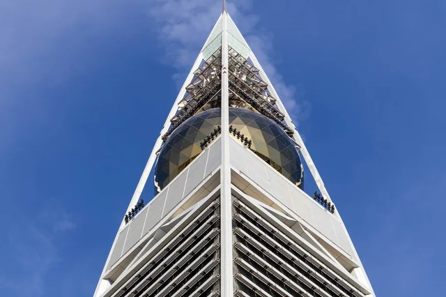 برج الفيصلية في الرياض من زاوية منخفضة