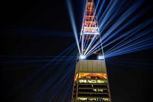 برج الفيصلية في الرياض عرض أضواء ليزر ليلي