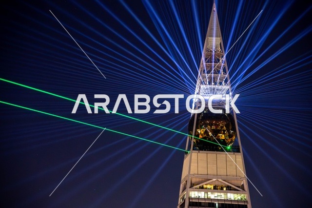 عروض أشعة الليزر الملونة في برج الفيصلية بمدينة الرياض