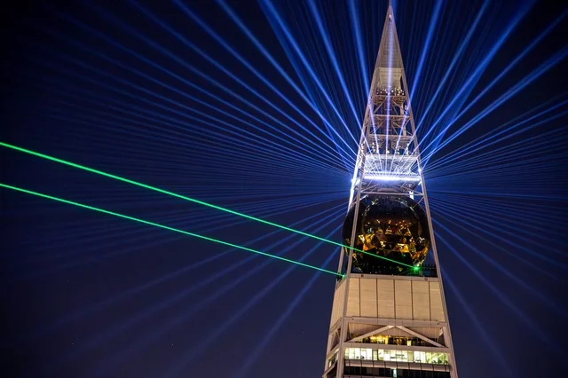 عروض أشعة الليزر الملونة في برج الفيصلية بمدينة الرياض