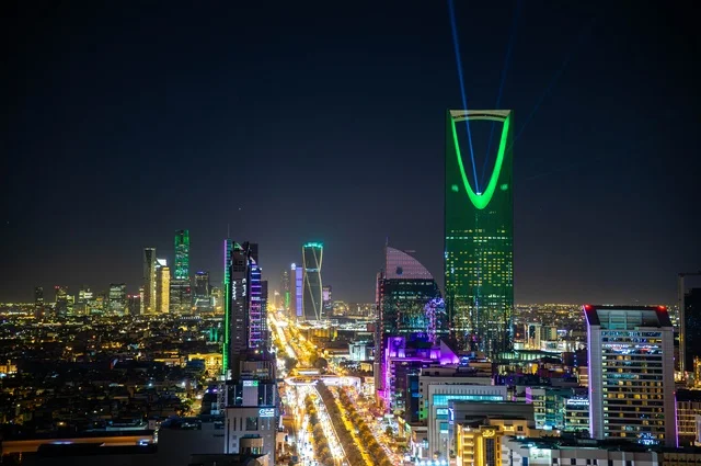 أفق مدينة الرياض مع برج المملكة وأضواء المدينة ليلاً
