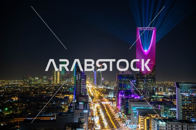 أفق مدينة الرياض مع برج المملكة ليلاً السعودية
