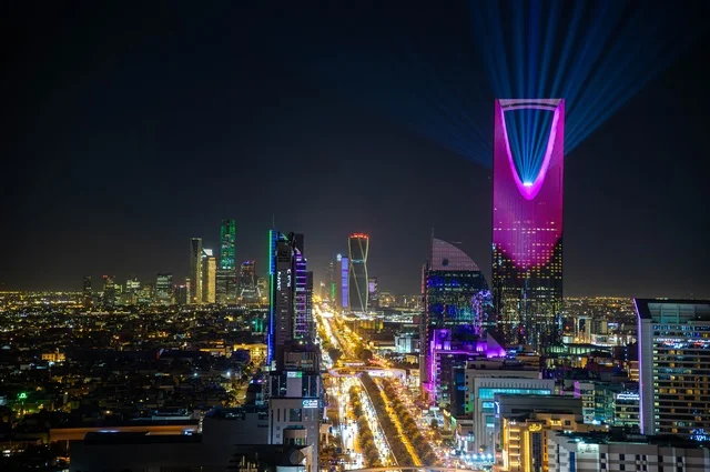 أفق مدينة الرياض مع برج المملكة ليلاً السعودية