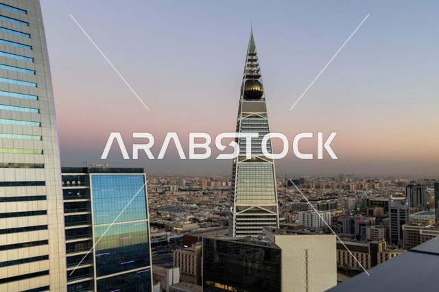 برج الفيصلية وأفق مدينة الرياض عند الغروب