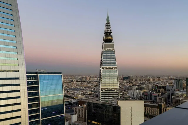 برج الفيصلية وأفق مدينة الرياض عند الغروب