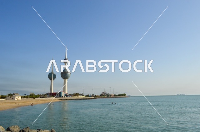 أبراج الكويت المعلم السياحي على ساحل الخليج العربي نهاراً
