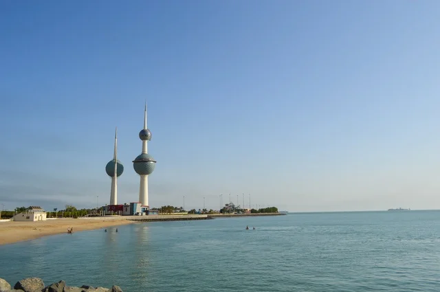 أبراج الكويت المعلم السياحي على ساحل الخليج العربي نهاراً