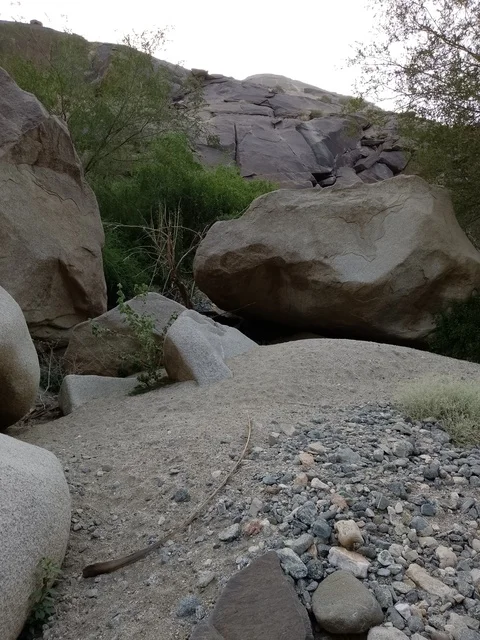 تضاريس الجبال الصخرية في منطقة الباحة بالسعودية