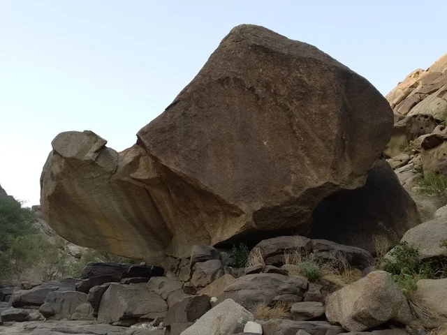 تكوين صخري ضخم في جبال الباحة بالسعودية