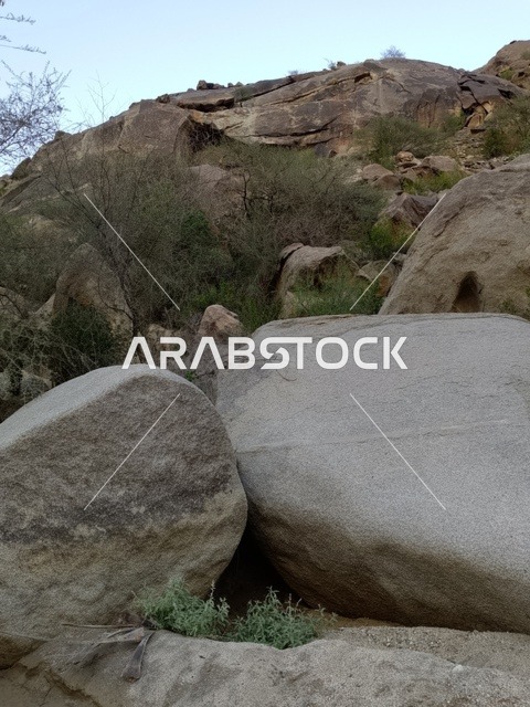 صخور جبلية جرانيتية وتضاريس طبيعية في منطقة الباحة السعودية