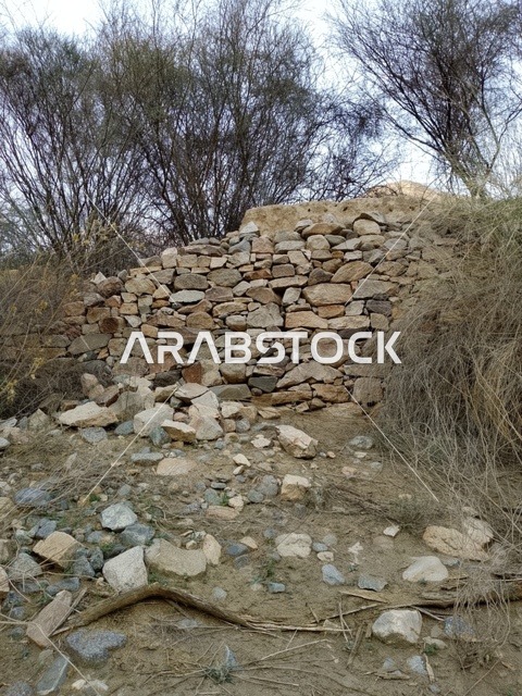 جدار حجري تقليدي في الباحة السعودية أطلال قديمة