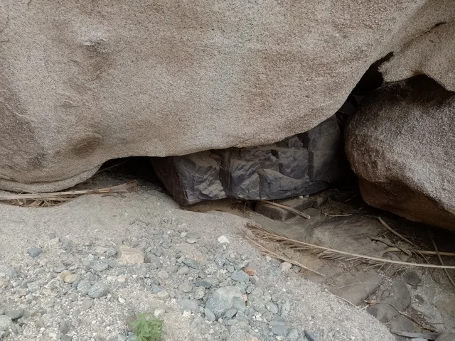 صخور الجرانيت ومدخل كهف طبيعي في منطقة الباحة السعودية