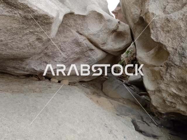 التشكيلات الصخرية الطبيعية والكتل الحجرية في الباحة