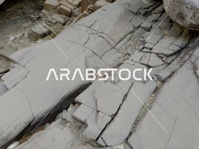 تشكيلات صخرية رمادية متصدعة في منطقة الباحة