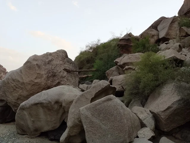 صخور ضخمة ومناظر طبيعية جبلية في منطقة الباحة بالسعودية