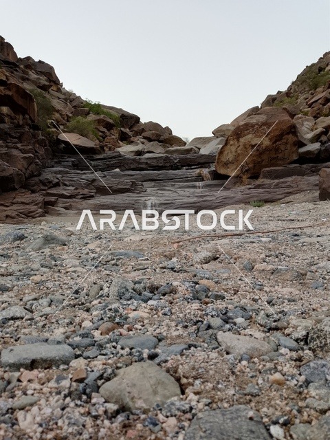 شلال فوق صخور جبال الباحة في السعودية