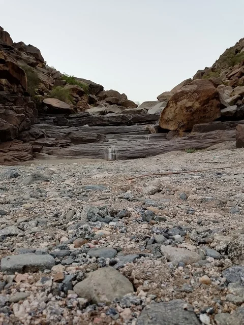 شلال فوق صخور جبال الباحة في السعودية