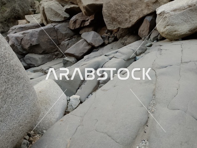 تكوينات صخرية طبيعية وجلاميد في منطقة الباحة