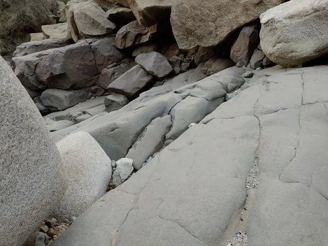 تكوينات صخرية طبيعية وجلاميد في منطقة الباحة