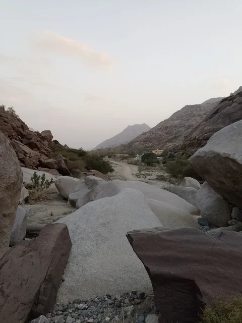 تضاريس جبلية صخرية في منطقة الباحة السعودية