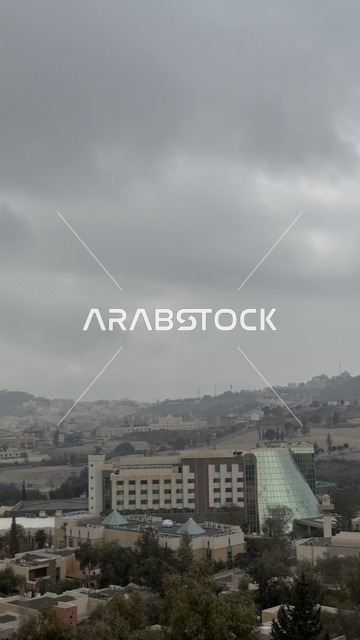 مدينة أبها السعودية تحت سماء ملبدة بالغيوم