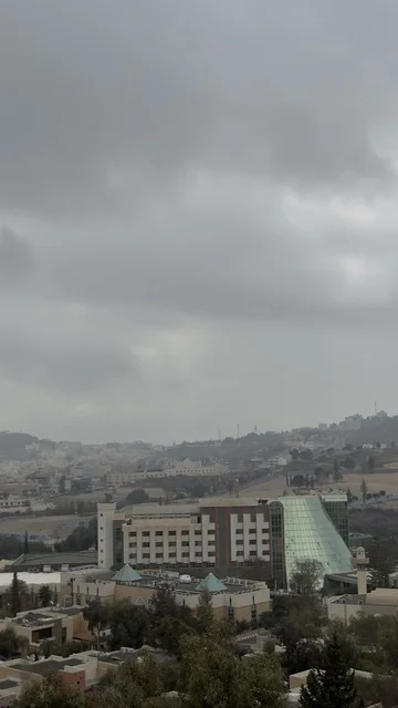 مدينة أبها السعودية تحت سماء ملبدة بالغيوم