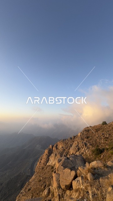 جبال أبها الصخرية في السعودية مع الضباب