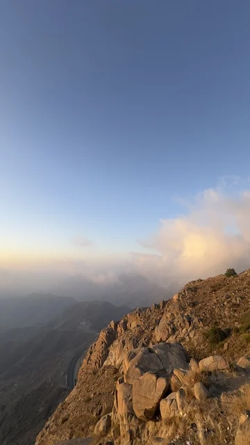 جبال أبها الصخرية في السعودية مع الضباب