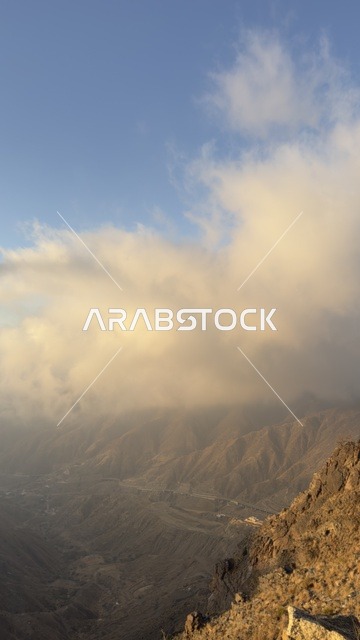 مناظر جبال مدينة أبها في السعودية مع السحب والغيوم