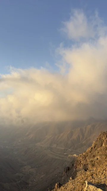 مناظر جبال مدينة أبها في السعودية مع السحب والغيوم