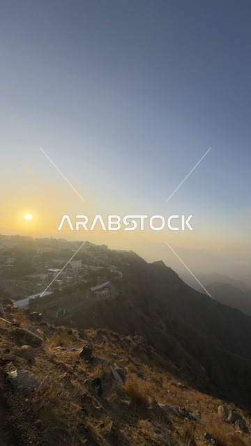 غروب الشمس فوق جبال أبها في السعودية